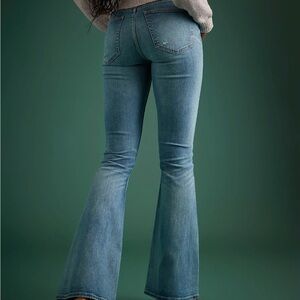 !!! MOVE OUT SALE !!! AE, Size 4 SHORT high waisted flare jeans. Worn once.